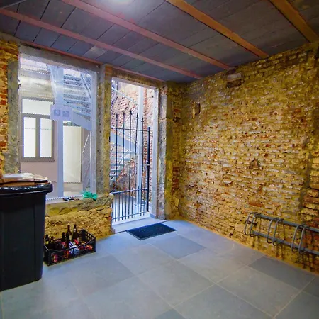 Royal Sélys, City-center - Bike Parking&outdoor